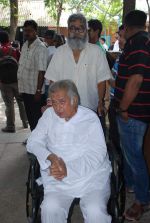 Shashi Kapoor at Ashok Mehta_s funeral in Mumbai on 17th Aug 2012 (70).JPG