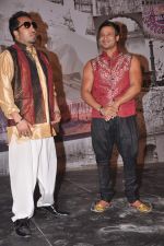 Vivek Oberoi, Mika Singh on the sets of Kismat Love Paisa Dili in Filmcity,Mumbai on 17th Aug 2012 (14).JPG