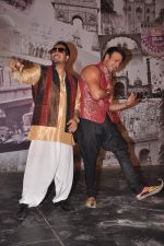 Vivek Oberoi, Mika Singh on the sets of Kismat Love Paisa Dili in Filmcity,Mumbai on 17th Aug 2012 (21).JPG