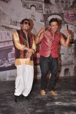 Vivek Oberoi, Mika Singh on the sets of Kismat Love Paisa Dili in Filmcity,Mumbai on 17th Aug 2012 (34).JPG