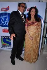 Dharmendra and Hema Malini on location of Indian Idol in Filmcity,Mumbai on 18th Aug 2012 (2).JPG