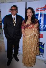 Dharmendra and Hema Malini on location of Indian Idol in Filmcity,Mumbai on 18th Aug 2012 (8).JPG