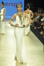 Model walks the ramp for Amrapali Jewels Pvt Ltd at IIJW Day 1 on 19th Aug 2012 (13).JPG