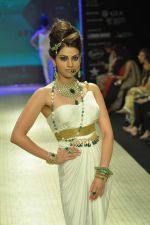 Model walks the ramp for Amrapali Jewels Pvt Ltd at IIJW Day 1 on 19th Aug 2012 (26).JPG