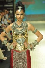 Model walks the ramp for Amrapali Jewels Pvt Ltd at IIJW Day 1 on 19th Aug 2012 (5).JPG