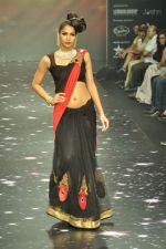 Model walks the ramp for Dwarkadas Chandumai Show at IIJW Day 1 on 19th Aug 2012 (27).JPG
