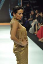 Model walks the ramp for Gehna Jewellers Show at IIJW Day 1 on 19th Aug 2012  (13).JPG