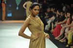 Model walks the ramp for Gehna Jewellers Show at IIJW Day 1 on 19th Aug 2012  (24).JPG