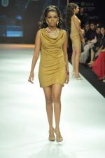 Model walks the ramp for Gehna Jewellers Show at IIJW Day 1 on 19th Aug 2012  (31).JPG