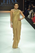 Model walks the ramp for Gehna Jewellers Show at IIJW Day 1 on 19th Aug 2012  (8).JPG