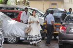 Alvira Khan at salman with family on eid greets fans on 20th Aug 2012 (33).jpg