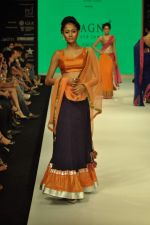 Model walks the ramp for Agni Jewels Show at IIJW Day 2 on 20th Aug 2012 (30).JPG