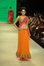 Model walks the ramp for Agni Jewels Show at IIJW Day 2 on 20th Aug 2012 (33).JPG