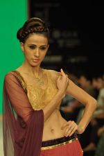 Model walks the ramp for Agni Jewels Show at IIJW Day 2 on 20th Aug 2012 (39).JPG