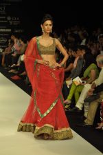 Model walks the ramp for Agni Jewels Show at IIJW Day 2 on 20th Aug 2012 (40).JPG