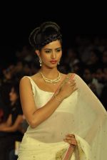 Model walks the ramp for Agni Jewels Show at IIJW Day 2 on 20th Aug 2012 (47).JPG