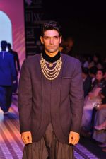 Model walks the ramp for Anmol Jewels Show at IIJW Day 2 on 20th Aug 2012 (10).JPG