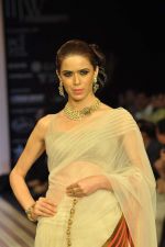 Model walks the ramp for Anmol Jewels Show at IIJW Day 2 on 20th Aug 2012 (27).JPG