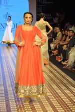 Model walks the ramp for Anmol Jewels Show at IIJW Day 2 on 20th Aug 2012 (29).JPG