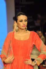 Model walks the ramp for Anmol Jewels Show at IIJW Day 2 on 20th Aug 2012 (31).JPG