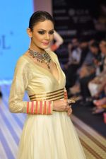Model walks the ramp for Anmol Jewels Show at IIJW Day 2 on 20th Aug 2012 (39).JPG
