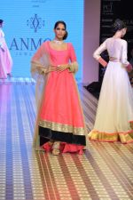 Model walks the ramp for Anmol Jewels Show at IIJW Day 2 on 20th Aug 2012 (40).JPG