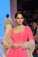 Model walks the ramp for Anmol Jewels Show at IIJW Day 2 on 20th Aug 2012 (43).JPG