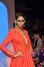 Model walks the ramp for Anmol Jewels Show at IIJW Day 2 on 20th Aug 2012 (49).JPG