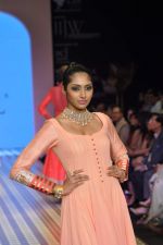 Model walks the ramp for Anmol Jewels Show at IIJW Day 2 on 20th Aug 2012 (50).JPG
