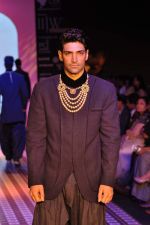 Model walks the ramp for Anmol Jewels Show at IIJW Day 2 on 20th Aug 2012 (8).JPG