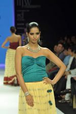 Model walks the ramp for Gia Jewels Show at IIJW Day 2 on 20th Aug 2012 (42).JPG