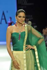 Model walks the ramp for Gia Jewels Show at IIJW Day 2 on 20th Aug 2012 (52).JPG