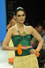 Model walks the ramp for Gia Jewels Show at IIJW Day 2 on 20th Aug 2012 (74).JPG