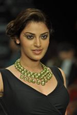 Model walks the ramp for Jaipur Jewels Show at IIJW Day 2 on 20th Aug 2012 (27).JPG
