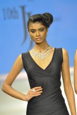 Model walks the ramp for Jaipur Jewels Show at IIJW Day 2 on 20th Aug 2012 (7).JPG