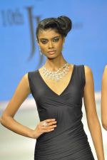 Model walks the ramp for Jaipur Jewels Show at IIJW Day 2 on 20th Aug 2012 (8).JPG