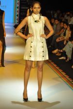 Model walks the ramp for Tanvi Garg Jewels Show at IIJW Day 2 on 20th Aug 2012 (2).JPG