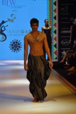 Model walks the ramp for Tanvi Garg Jewels Show at IIJW Day 2 on 20th Aug 2012 (33).JPG