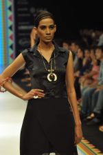 Model walks the ramp for Tanvi Garg Jewels Show at IIJW Day 2 on 20th Aug 2012 (7).JPG