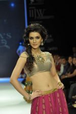 Model walks the ramp for Vijay Golecha Jewels Show at IIJW Day 2 on 20th Aug 2012 (49).JPG
