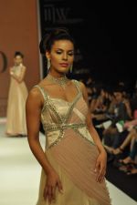 Model walks the ramp for preeti Jewels Show at IIJW Day 2 on 20th Aug 2012 (5).JPG