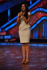 Sonakshi Sinha promotes Joker on the sets of ZEE Lil Masters in Famous on 20th Aug 2012 (39).JPG