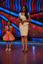 Sonakshi Sinha promotes Joker on the sets of ZEE Lil Masters in Famous on 20th Aug 2012 (72).JPG