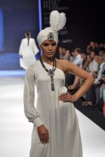 Model walks the ramp for Zeenat Desai Show at IIJW Day 3 on 21st Aug 2012 (11).JPG