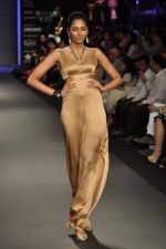 Model walks the ramp for Jewels Emporium Show at IIJW Day 4 on 22nd Aug 2012 (58).JPG