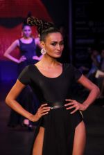 Model walks the ramp for KGK Entice Pvt.Ltd Show at IIJW Day 4 on 22nd Aug 2012 (119).JPG