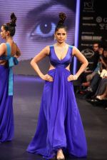 Model walks the ramp for KGK Entice Pvt.Ltd Show at IIJW Day 4 on 22nd Aug 2012 (140).JPG