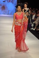 Model walks the ramp for Kashi Jeweller Show at IIJW Day 4 on 22nd Aug 2012 (129).JPG