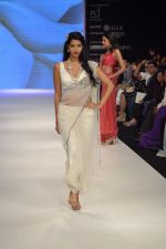 Model walks the ramp for Kashi Jeweller Show at IIJW Day 4 on 22nd Aug 2012 (134).JPG