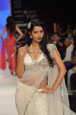Model walks the ramp for Kashi Jeweller Show at IIJW Day 4 on 22nd Aug 2012 (136).JPG